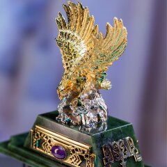 Интерьерные часы «Орёл» из зелёного нефрита с позолоченной фигуркой