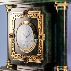 Интерьерные часы «Орёл» из зелёного нефрита с позолоченной фигуркой
