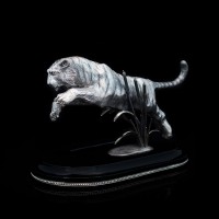 Серебряная фигурка «Тигр» на вулканическом камне обсидиан купить с доставкой по России
