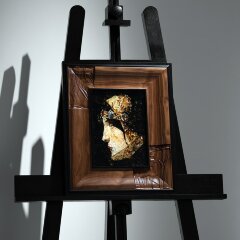 Интерьерная картина «Голова леди в средневековом костюме» из янтаря и ценных пород дерева