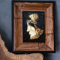 Интерьерная картина «Голова леди в средневековом костюме» из янтаря и ценных пород дерева