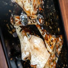 Интерьерная картина «Голова леди в средневековом костюме» из янтаря и ценных пород дерева