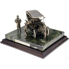 Бронзовая диорама «Генри Форд и модель Т»