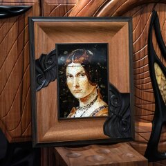 Интерьерная картина «Прекрасная Ферроньера» из янтаря и ценных пород дерева