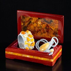 Деревянная шкатулка «Ларчик» с мозаикой из натурального янтаря