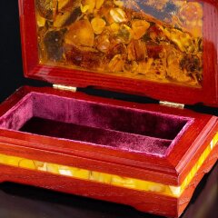 Деревянная шкатулка «Ларчик» с мозаикой из натурального янтаря