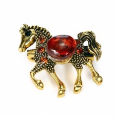 Ювелирное украшение «Лошадка» брошь с кабошоном из балтийского коньячного янтаря