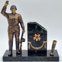 Настольная визитница «Воин освободитель» с подставкой для ручки — купить сувениры на День Победы