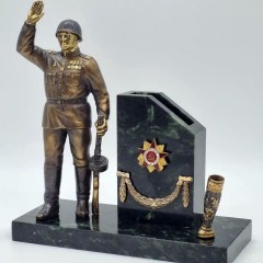 Настольная визитница «Воин освободитель» с подставкой для ручки — купить сувениры на День Победы