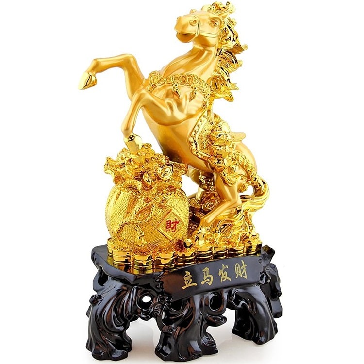 Позолоченная фигурка из дерева «Лошадь богатства» — символ улучшения материального положения