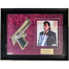 Фотография с личной подписью «Джон Траволта»