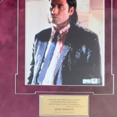 Фотография с личной подписью «Джон Траволта»