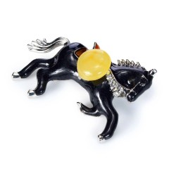 Чёрная брошь подвеска «Лошадка» с кабошоном из балтийского молочного янтаря