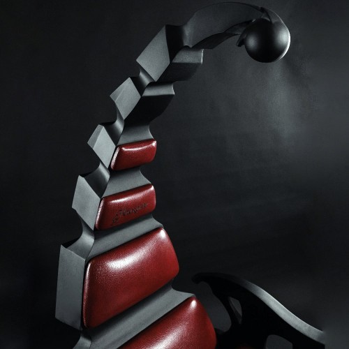 Чёрное дизайнерское кресло «Скорпион» из массива ценных пород дерева