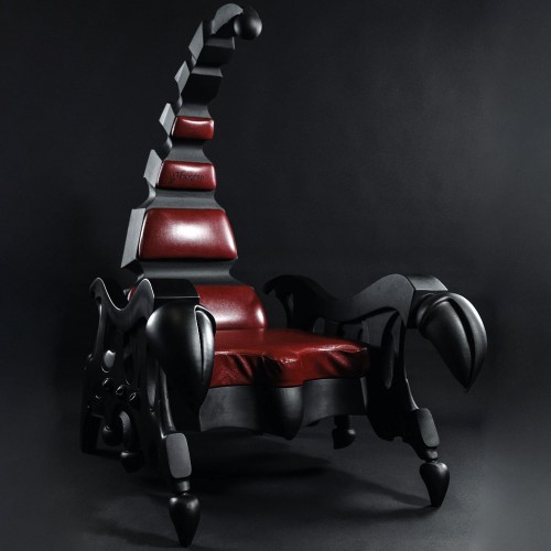 Чёрное дизайнерское кресло «Скорпион» из массива ценных пород дерева