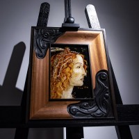 Интерьерная картина «Портрет молодой женщины» из янтаря и ценных пород дерева