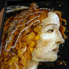 Интерьерная картина «Портрет молодой женщины» из янтаря и ценных пород дерева