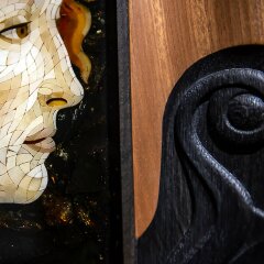 Интерьерная картина «Портрет молодой женщины» из янтаря и ценных пород дерева