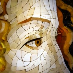 Интерьерная картина «Портрет молодой женщины» из янтаря и ценных пород дерева