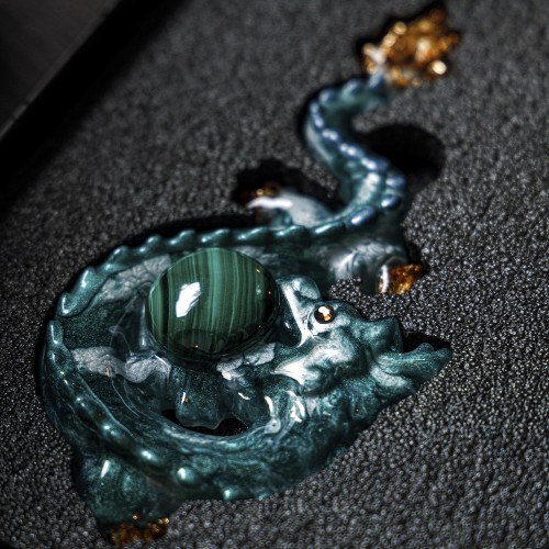 Новогодняя ёлочная игрушка «Зелёная змея» (малахит) — символ уходящего 2025 года