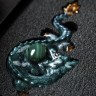 Новогодняя ёлочная игрушка «Зелёная змея» (малахит) — символ уходящего 2025 года