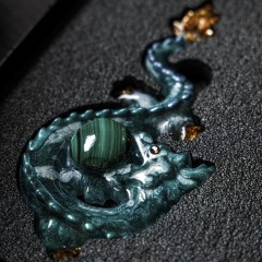 Новогодняя ёлочная игрушка «Зелёная змея» (малахит) — символ уходящего 2025 года