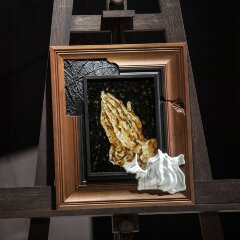 Интерьерная картина «Руки молящегося» из янтаря и ценных пород дерева