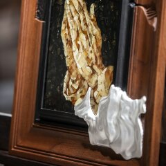 Интерьерная картина «Руки молящегося» из янтаря и ценных пород дерева