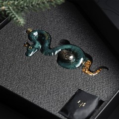 Новогодняя ёлочная игрушка «Зелёная змея» (пирит) — символ уходящего 2025 года