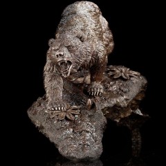 Скульптурная композиция «Бурый медведь» из бронзы в подарок мужчине охотнику