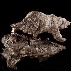 Скульптурная композиция «Бурый медведь» из бронзы в подарок мужчине охотнику