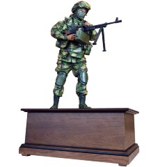 Большая сувенирная фигурка «Солдат с пулемётом» на постаменте