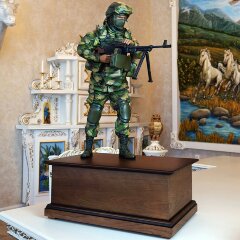 Большая сувенирная фигурка «Солдат с пулемётом» на постаменте