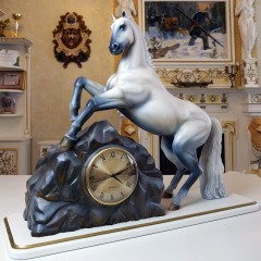 Настольные резные часы «Белый конь» в подарок руководителю