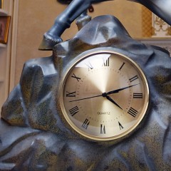 Настольные резные часы «Белый конь» в подарок руководителю