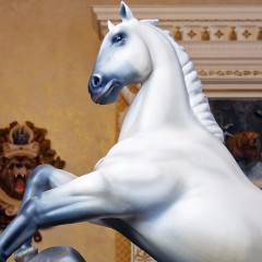 Настольные резные часы «Белый конь» в подарок руководителю