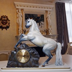 Настольные резные часы «Белый конь» в подарок руководителю
