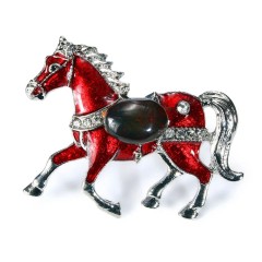 Красная брошь «Новогодняя лошадка» с коньячным янтарем — символ Нового 2026 года лошади