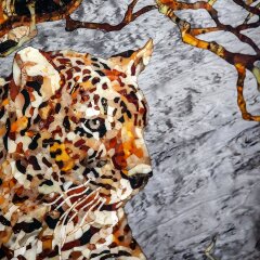 Декоративное панно «Леопард» из янтаря и карельской берёзы