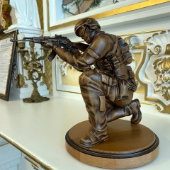 Резная фигурка «Солдат ССО с автоматом» в подарок мужчине на День защитника Отечества