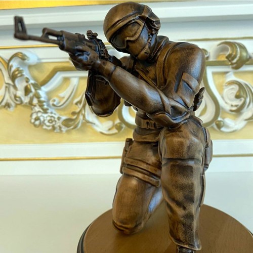 Резная фигурка «Солдат ССО с автоматом» в подарок мужчине на День военной разведки и спецназа