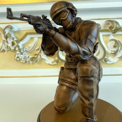 Резная фигурка «Солдат ССО с автоматом» в подарок мужчине на День защитника Отечества