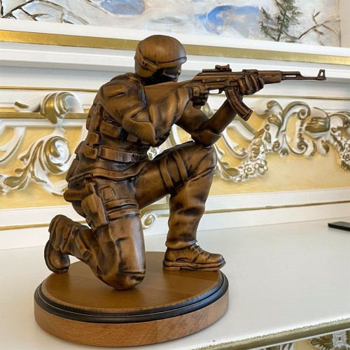 Резная фигурка «Солдат ССО с автоматом» в подарок мужчине на День военной разведки и спецназа