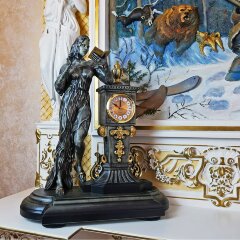 Настольные резные часы «Девушка с книгой» в подарок руководителю