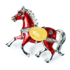 Красная брошь «Новогодняя лошадка» с молочным янтарем — украшение Нового 2026 года