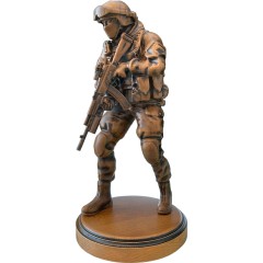 Деревянная статуэтка «Штурмовик ССО» можно подарить мужчине на 23 февраля