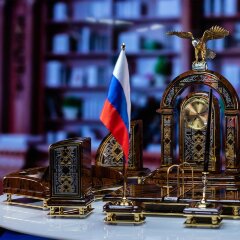 Настольный набор «Золотой орёл» с офисными принадлежностями из обсидиана