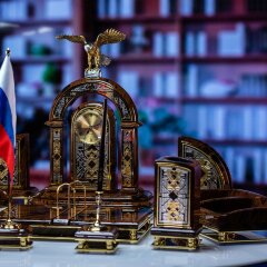 Настольный набор «Золотой орёл» с офисными принадлежностями из обсидиана