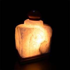 Настольная лампа «Храм» белого свечения из каменной соли для интерьера спальни