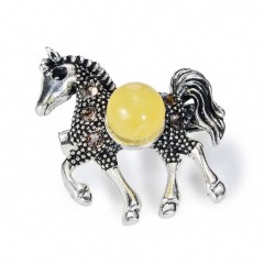 Ювелирное украшение «Маленькая лошадка» — брошь с молочным янтарём